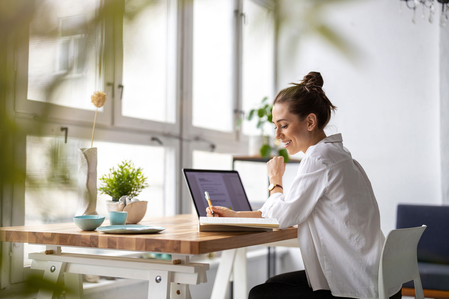 Frau mit Laptop im Office